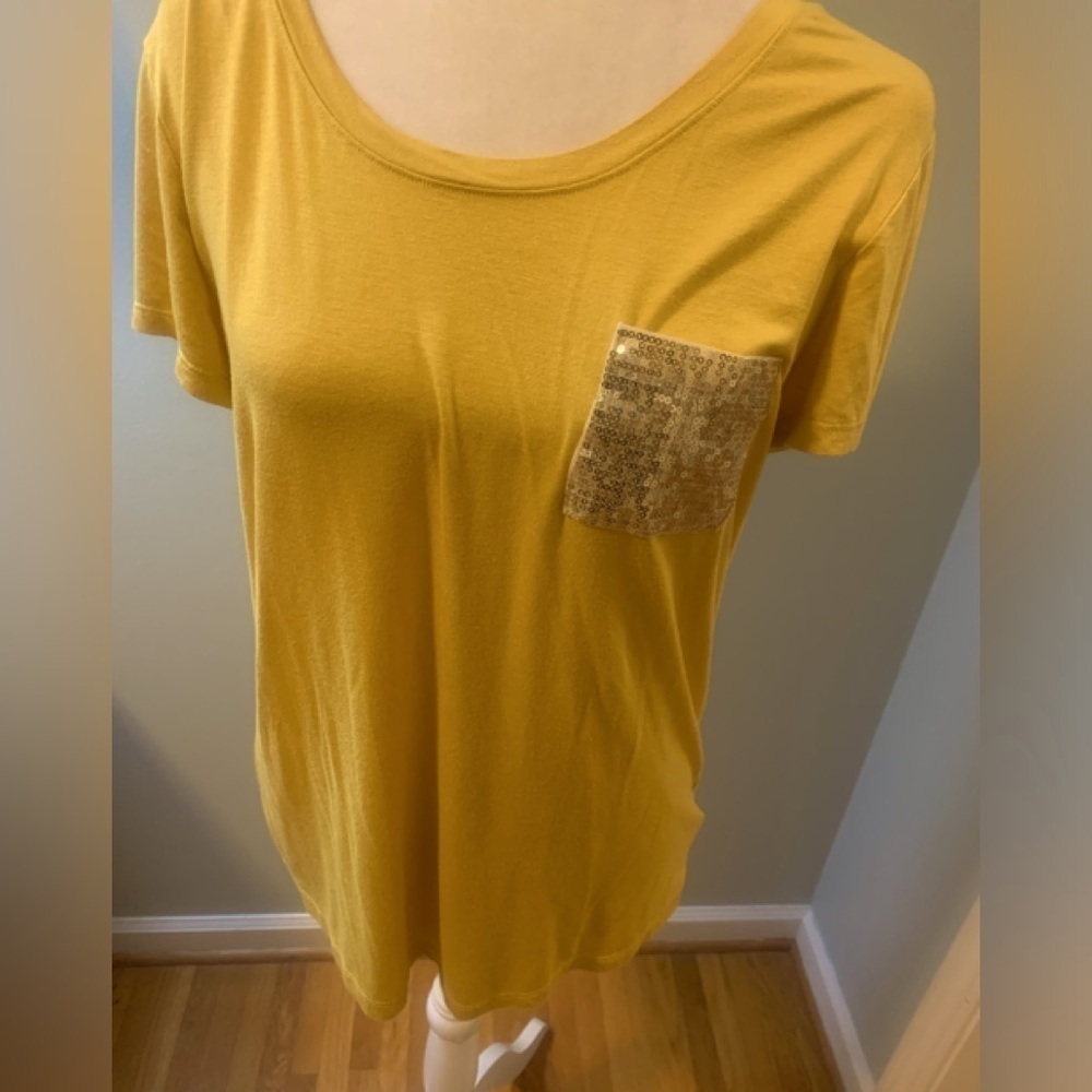 Ellen Tracy yellow tee w/sequined pocket, L